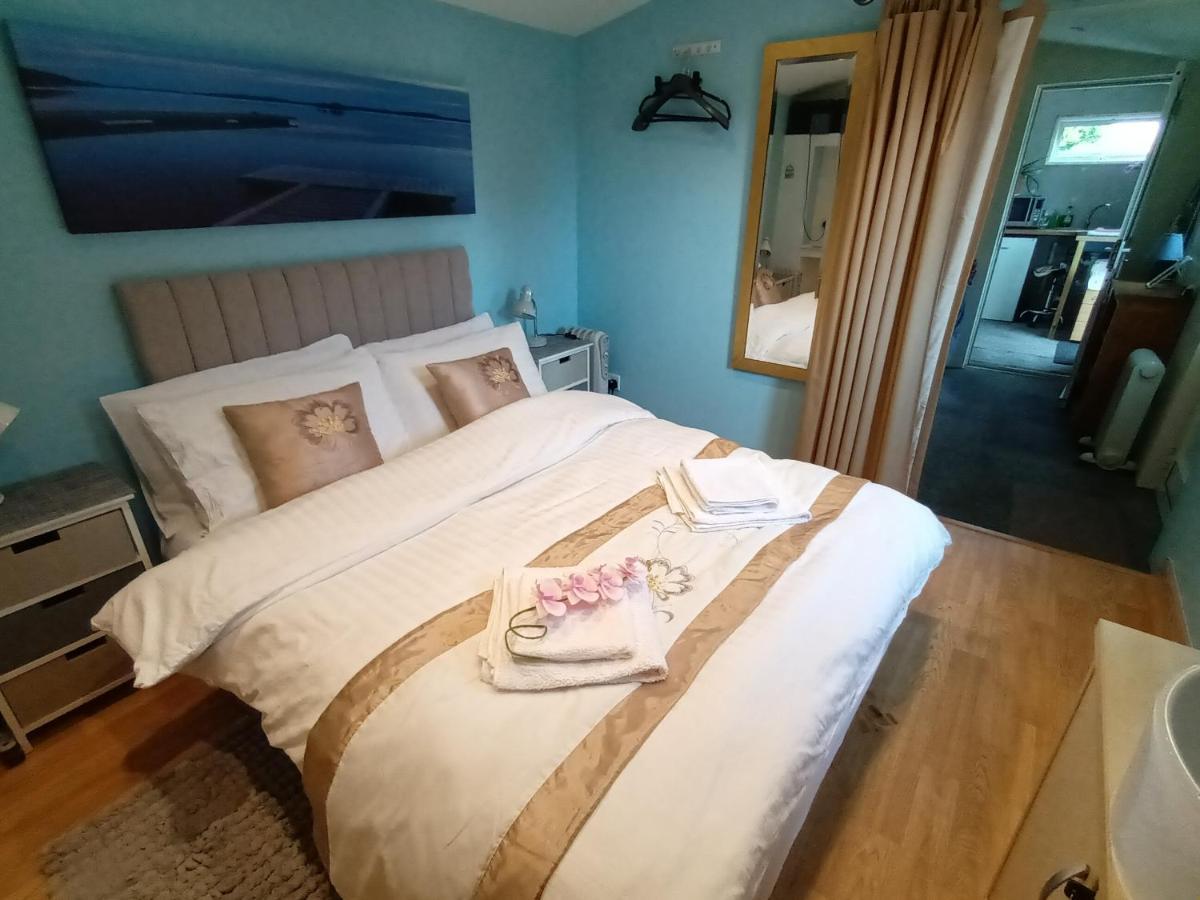 Private Suite In Oxfordshire, A40 威特尼 外观 照片