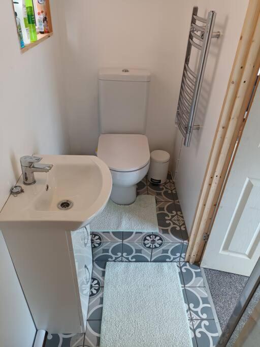 Private Suite In Oxfordshire, A40 威特尼 外观 照片